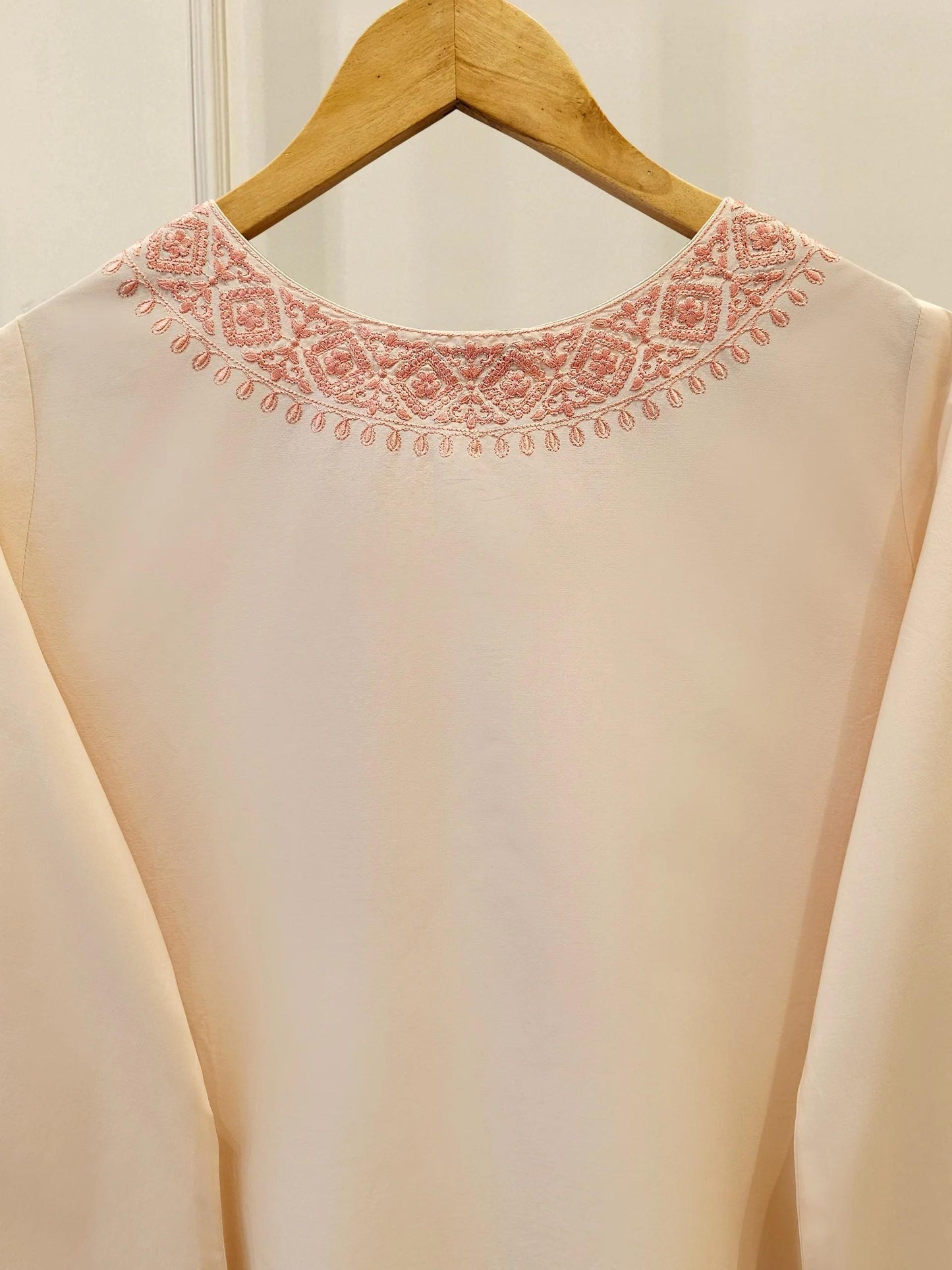 Agha Noor Embroidered Lawn Suit: 3-Piece Shalwar Kameez Dupatta