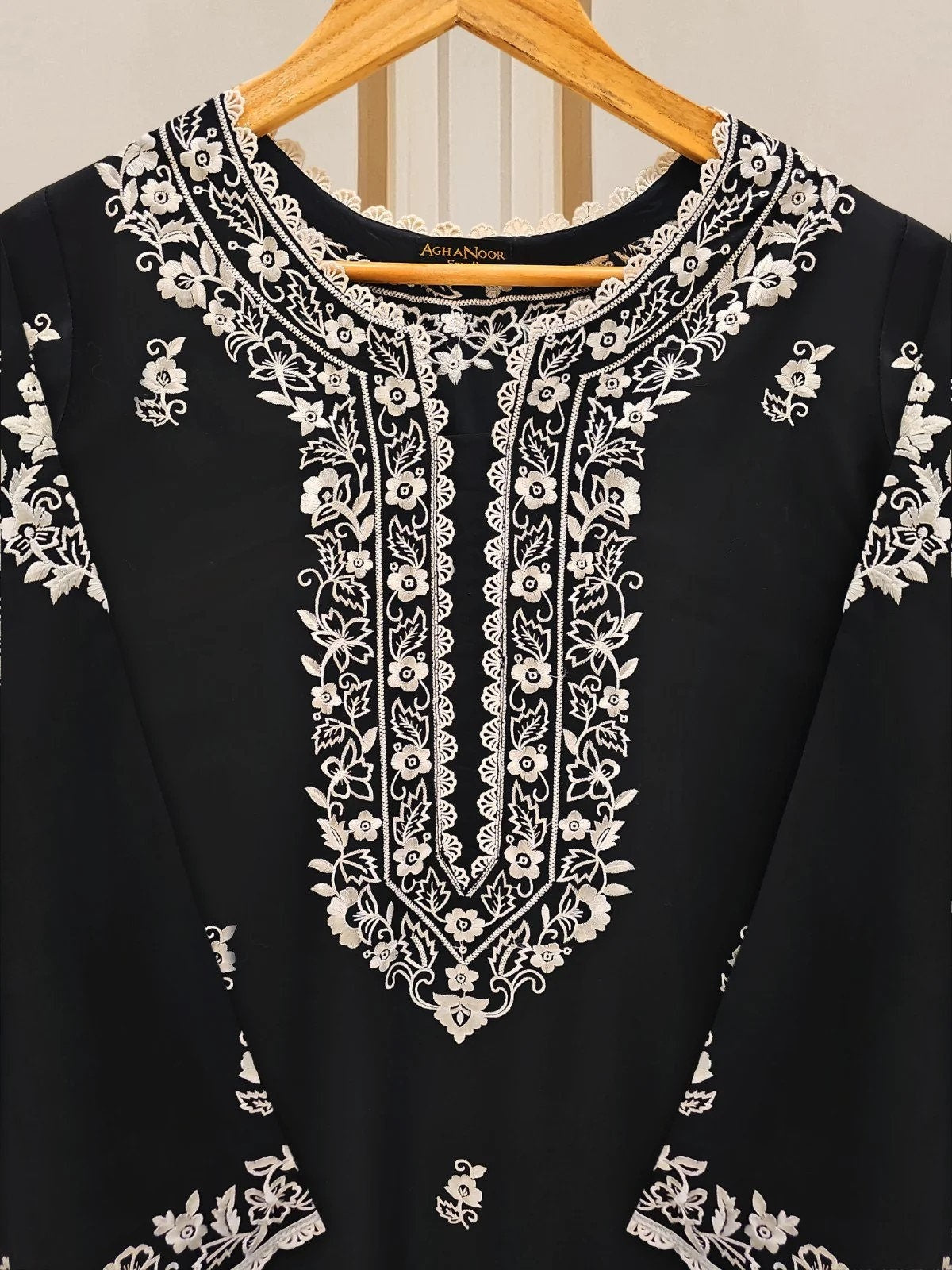 Agha Noor 2 piece - Embroidered Lawn Suit - Black and White - India Pakistan Bangladesh Shalwar Kameez