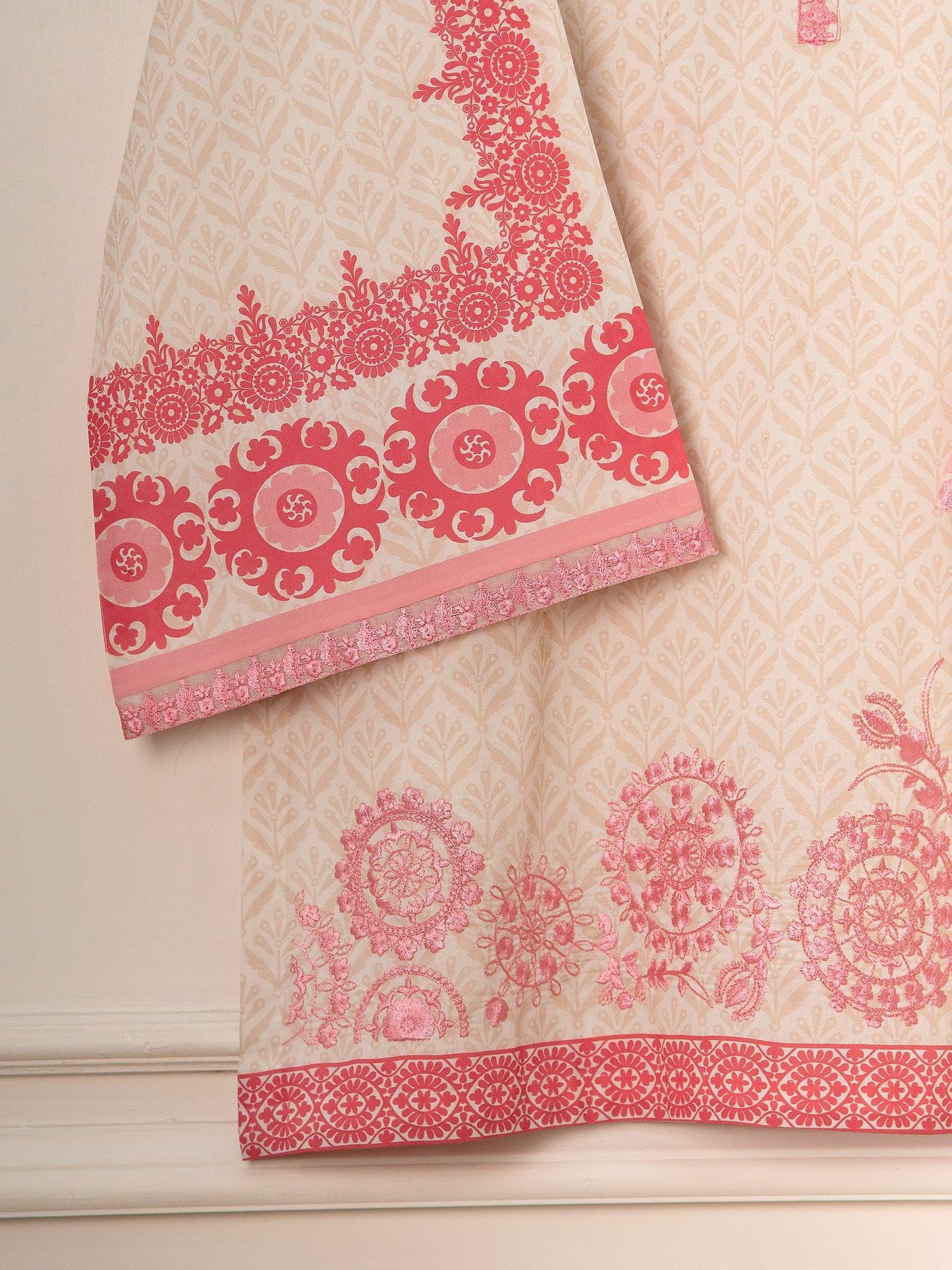 Aghanoor Lawn Suit: Digital Print Shalwar Kameez
