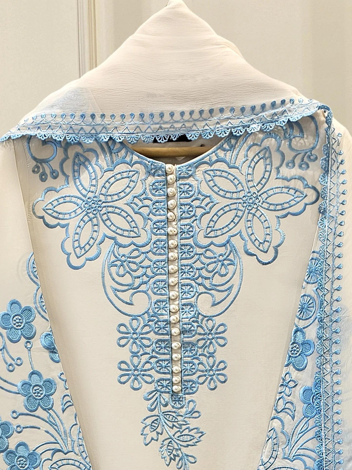 3-Piece Agha Noor  Embroidered Lawn Suit: - White Chiffon Dupatta