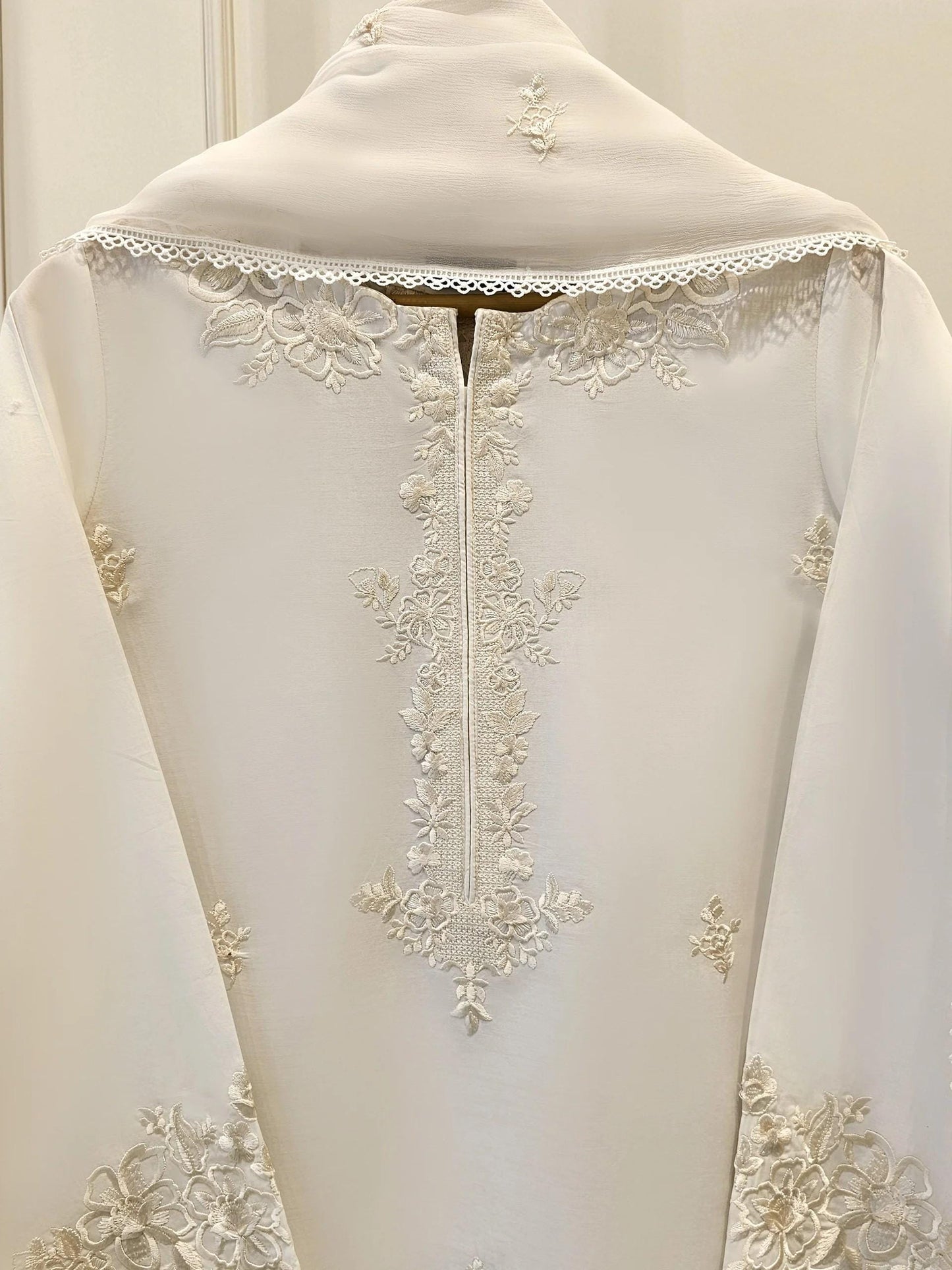 Agha Noor Embroidered Lawn Suit: White Shalwar Kameez, 3-Piece (Size L)