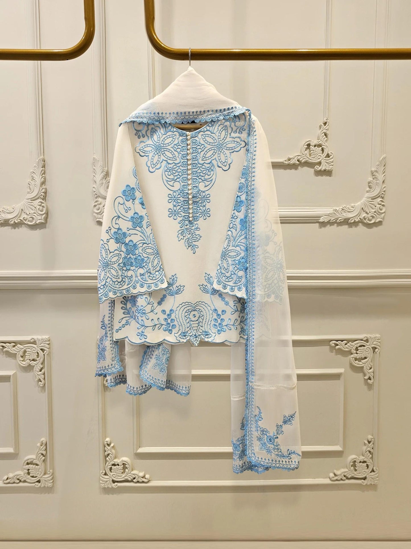 3-Piece Agha Noor  Embroidered Lawn Suit: - White Chiffon Dupatta