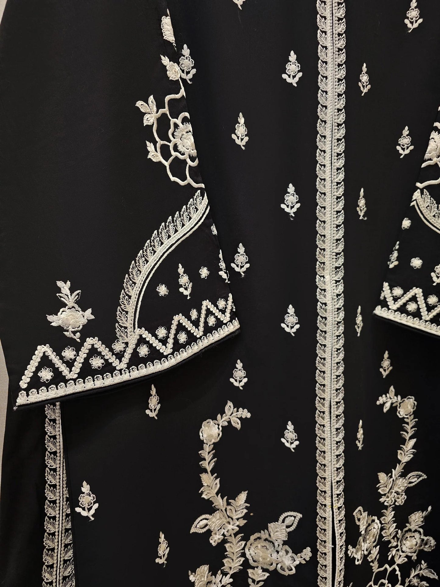 Agha noor 3 Piece Embroidered Lawn Suit Size (Medium, Large) Black
