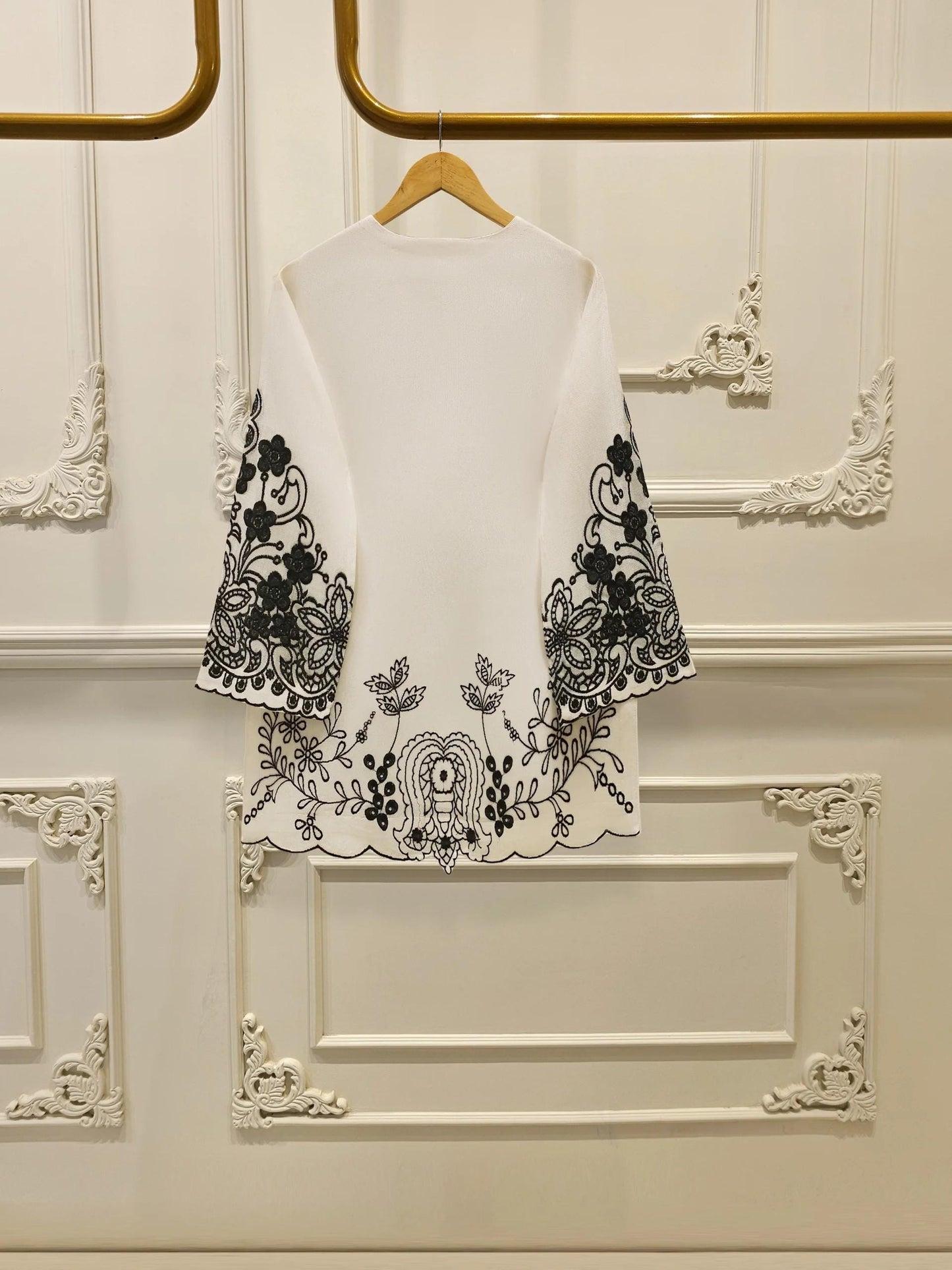 Embroidered Cotton Net Suit: Agha Noor 3-Piece Set - White