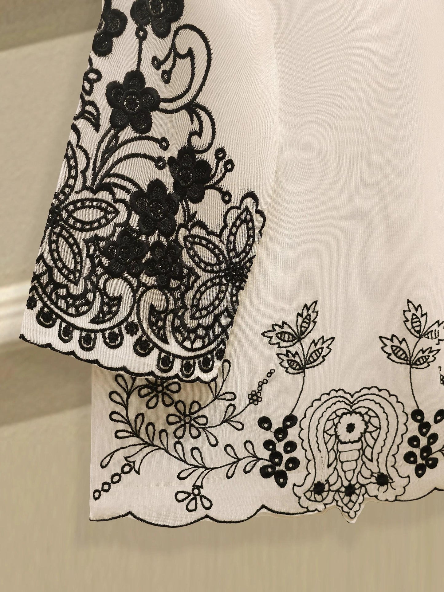 Embroidered Cotton Net Suit: Agha Noor 3-Piece Set - White