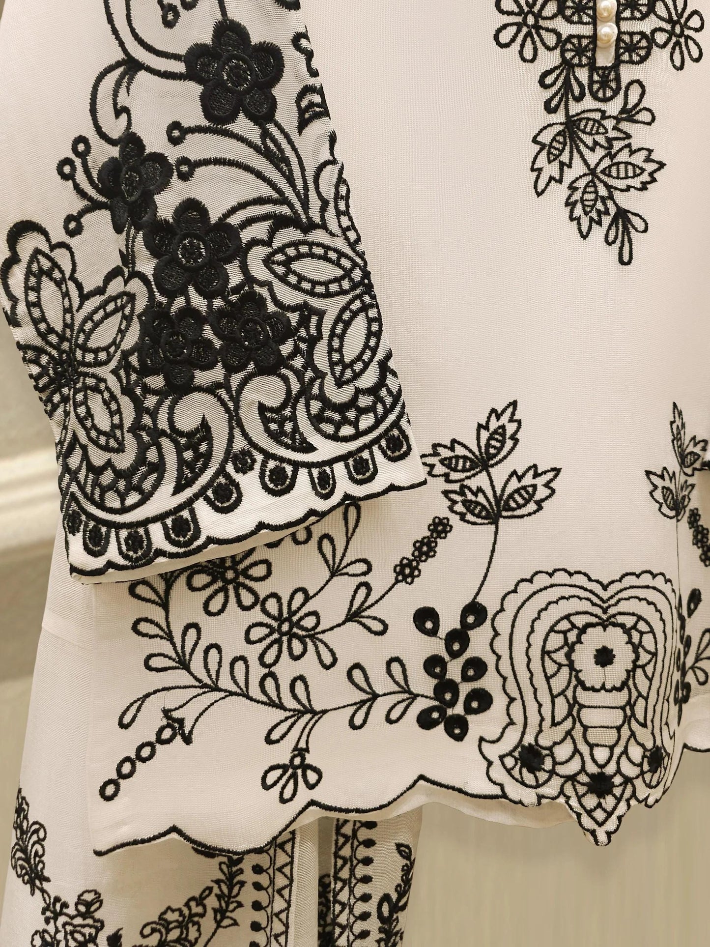 Embroidered Cotton Net Suit: Agha Noor 3-Piece Set - White