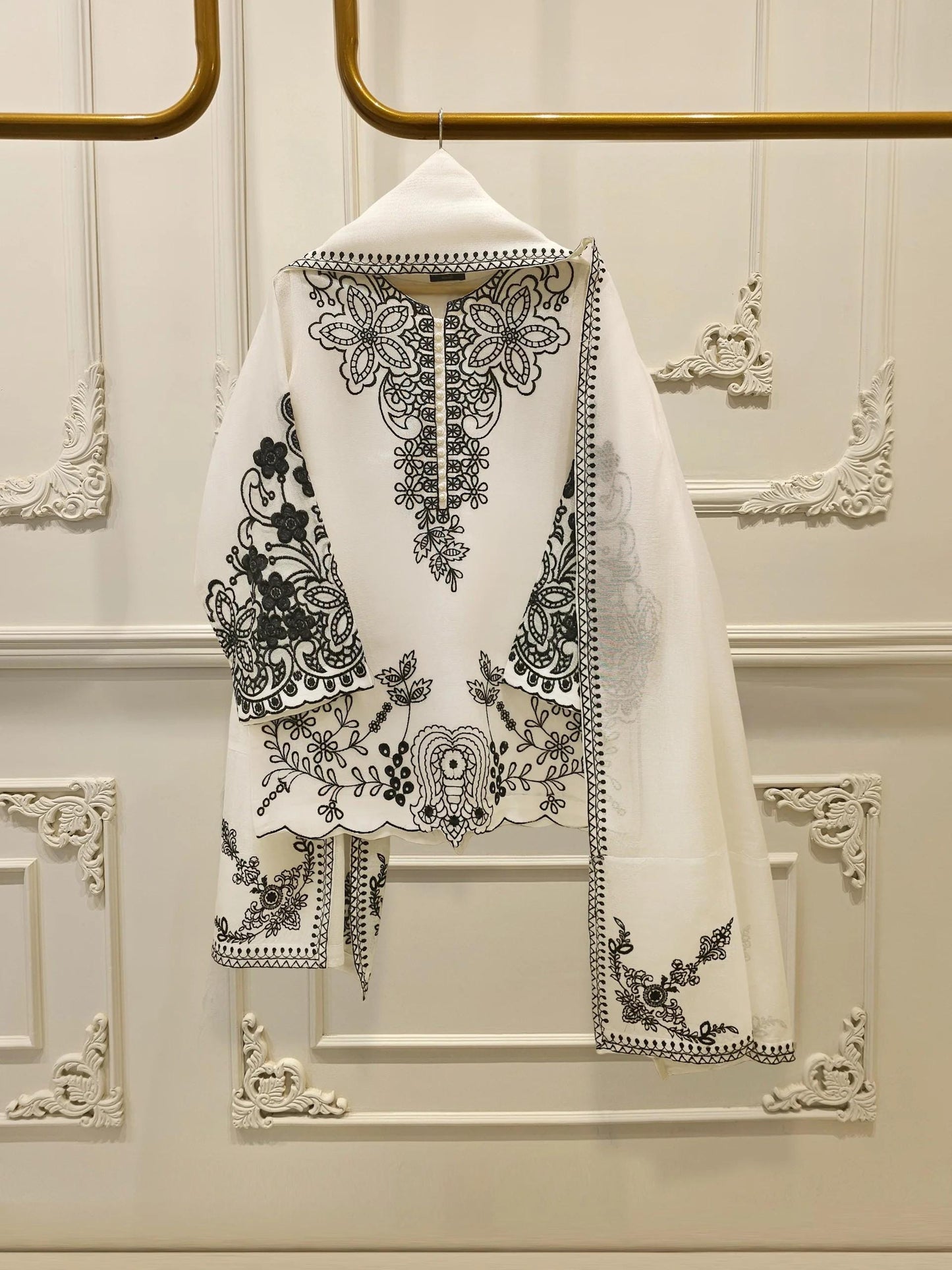 Embroidered Cotton Net Suit: Agha Noor 3-Piece Set - White