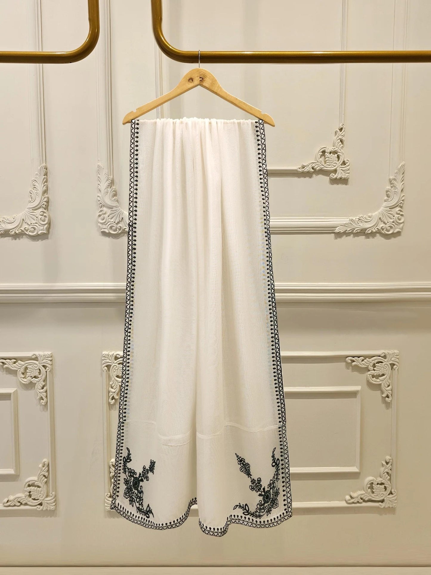Embroidered Cotton Net Suit: Agha Noor 3-Piece Set - White